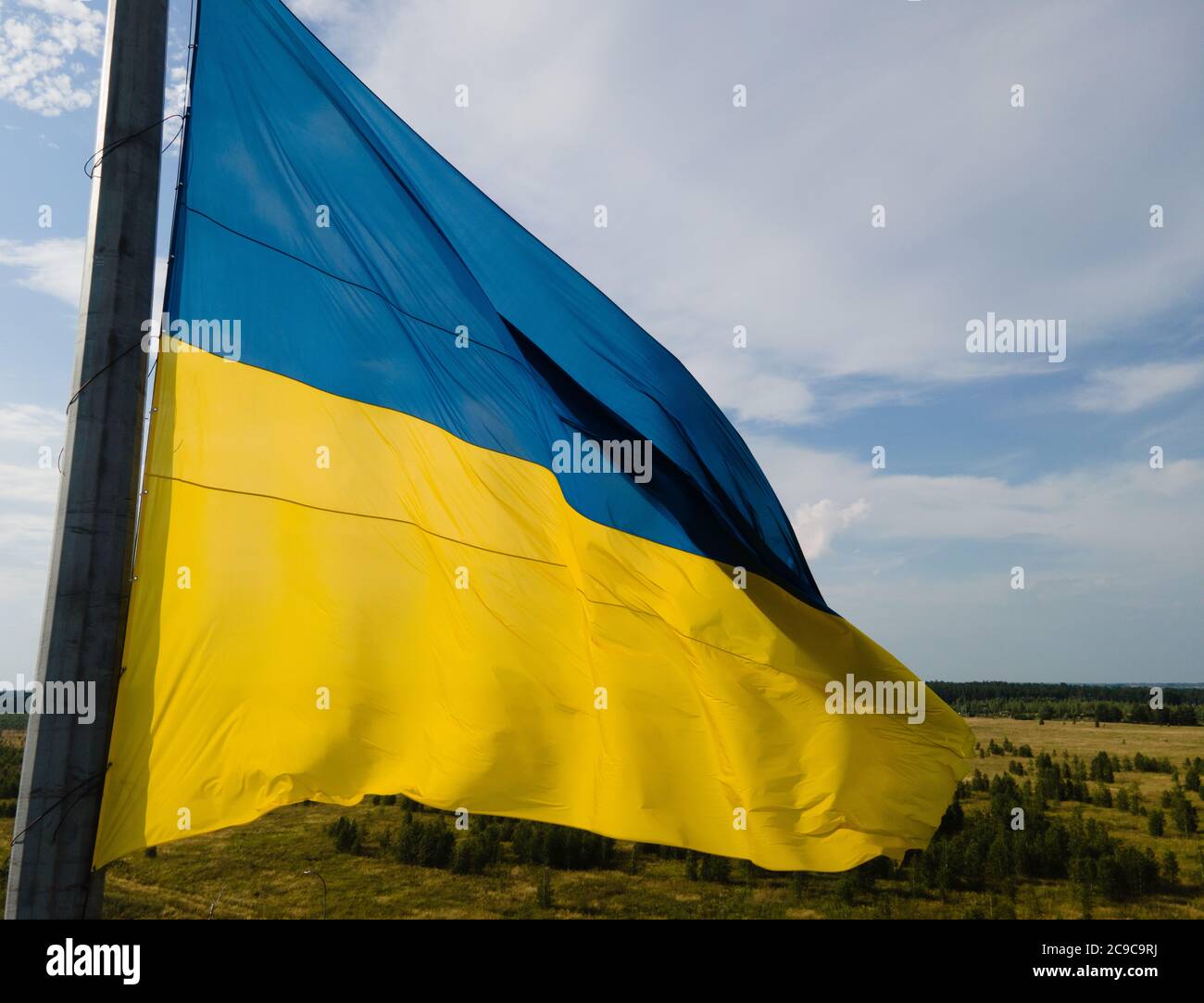 Bandiera nazionale dell'Ucraina. Antenna di Kiev Foto Stock