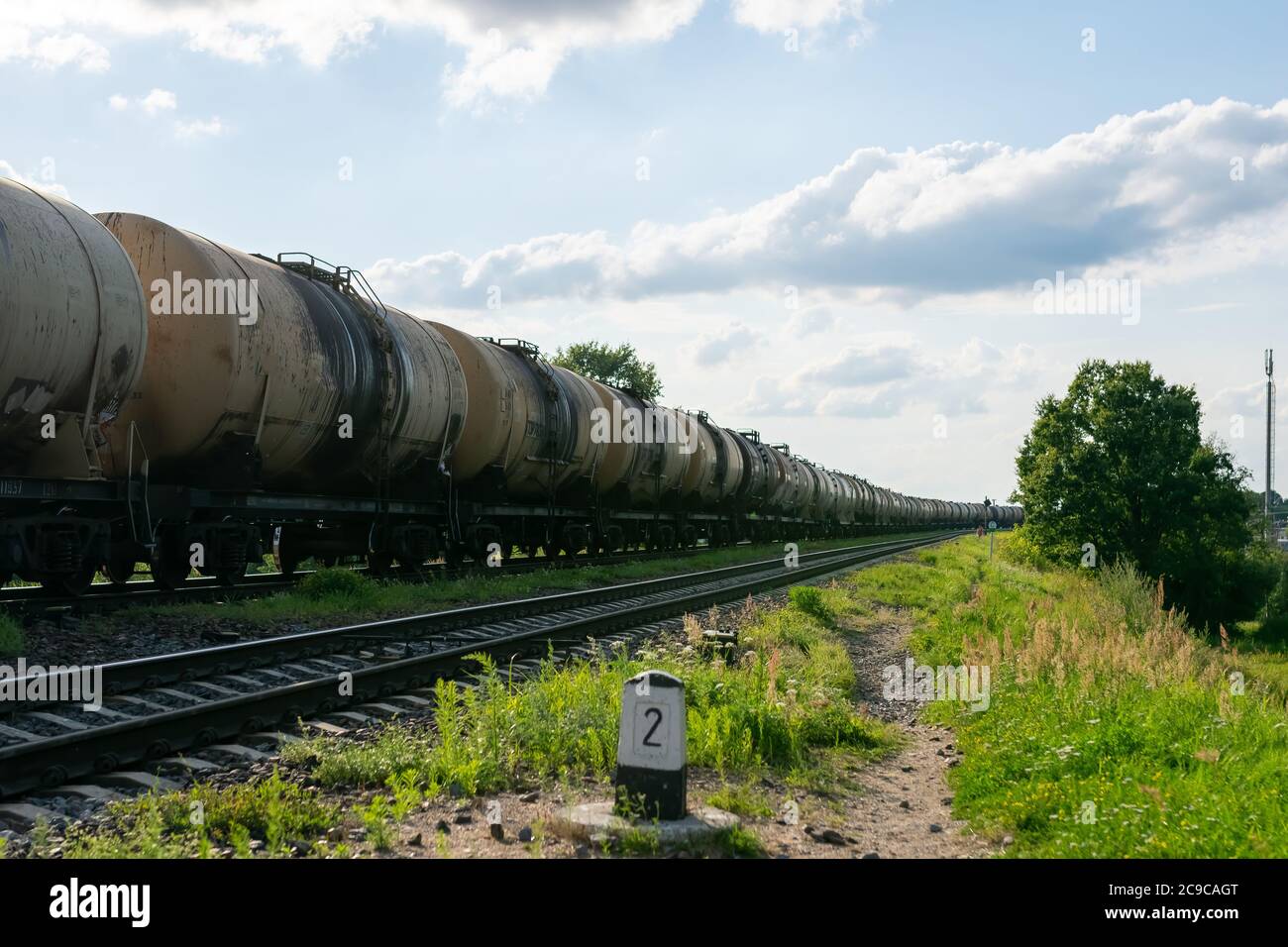 Vecchi barili di petrolio sulla ferrovia. Foto Stock