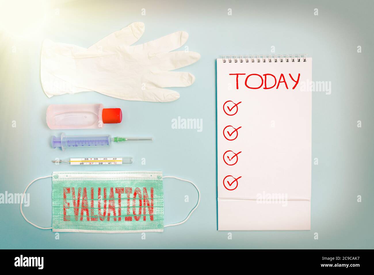 Valutazione del testo di scrittura di parole. Foto di lavoro che mostra il giudizio sulla quantità o il valore di qualcosa di set di apparecchiature mediche senza Foto Stock