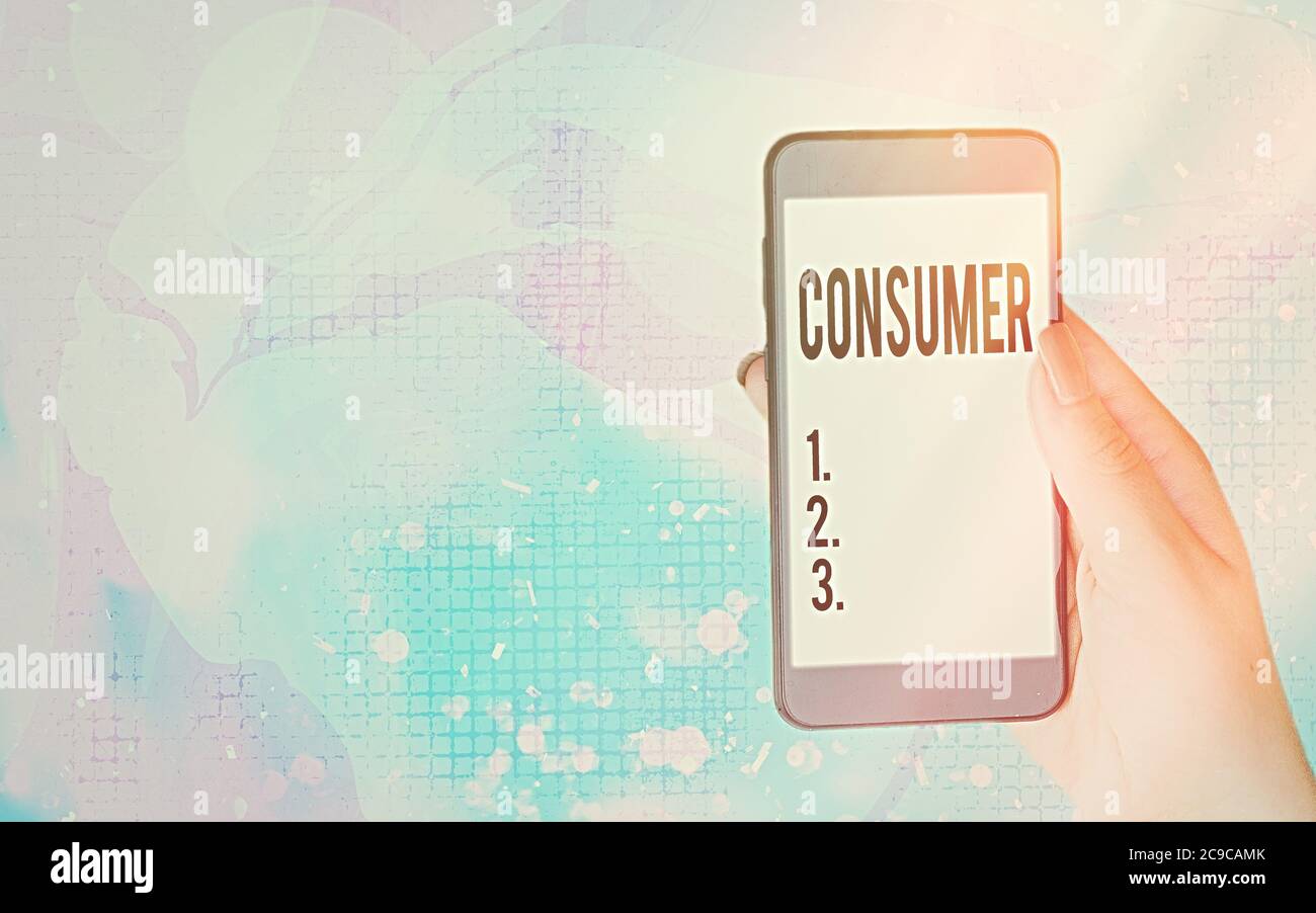 Word Writing text Consumer. Foto di affari che mostra uno che utilizza beni economici che sono venduti dai produttori moderni gadget con dislivello bianco Foto Stock