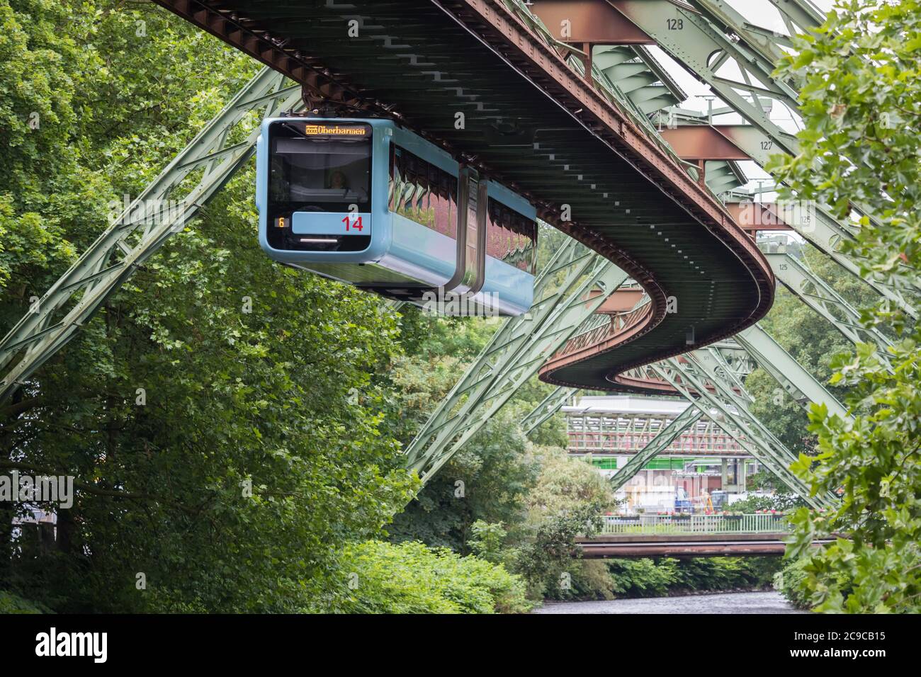 Treno sospeso a Wuppertal, Germania Foto stock - Alamy