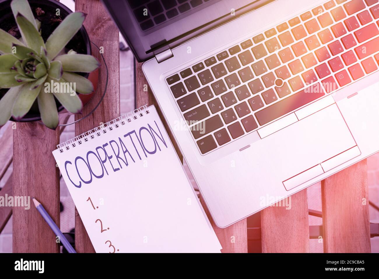 Collaborazione con testo scritto a mano. Azioni fotografiche concettuali di qualcuno che è stato utile facendo ciò che si desidera Panoramica sul luogo di lavoro personale con il laptop Foto Stock