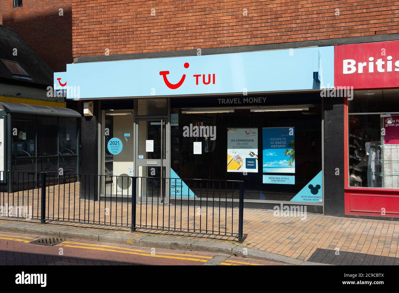 Maidenhead, Berkshire, Regno Unito. 4 maggio 2020. L'agenzia di viaggi Tui e il negozio di cambi a Maidenhead, Berkshire, rimangono temporaneamente chiusi durante il Coronavirus Covid-19 Pandemic Lockdown. Credito: Maureen McLean/Alamy Foto Stock