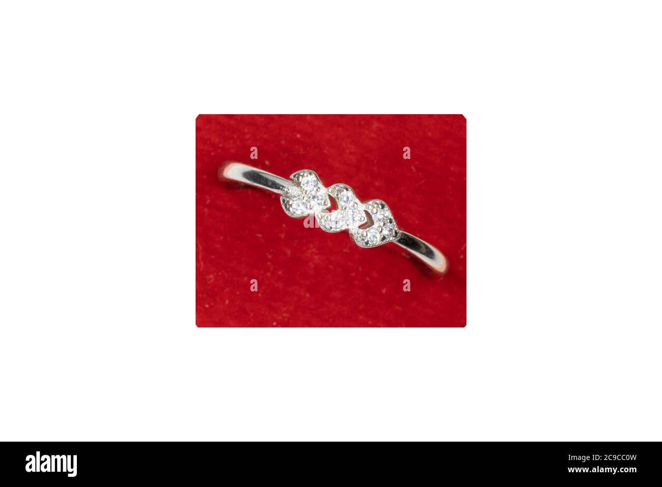 Anello di design, Diamante elegante tre cuore platino placcato anello per donne e ragazze Foto Stock