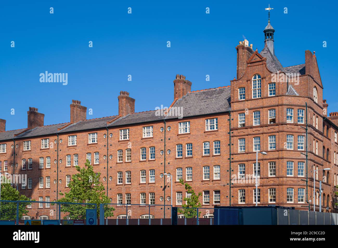 L'imponente Victoria Square, Manchester, Regno Unito, ha aperto nel 1899. Un blocco appartamento a quattro lati che ha sostituito l'alloggiamento interno Foto Stock