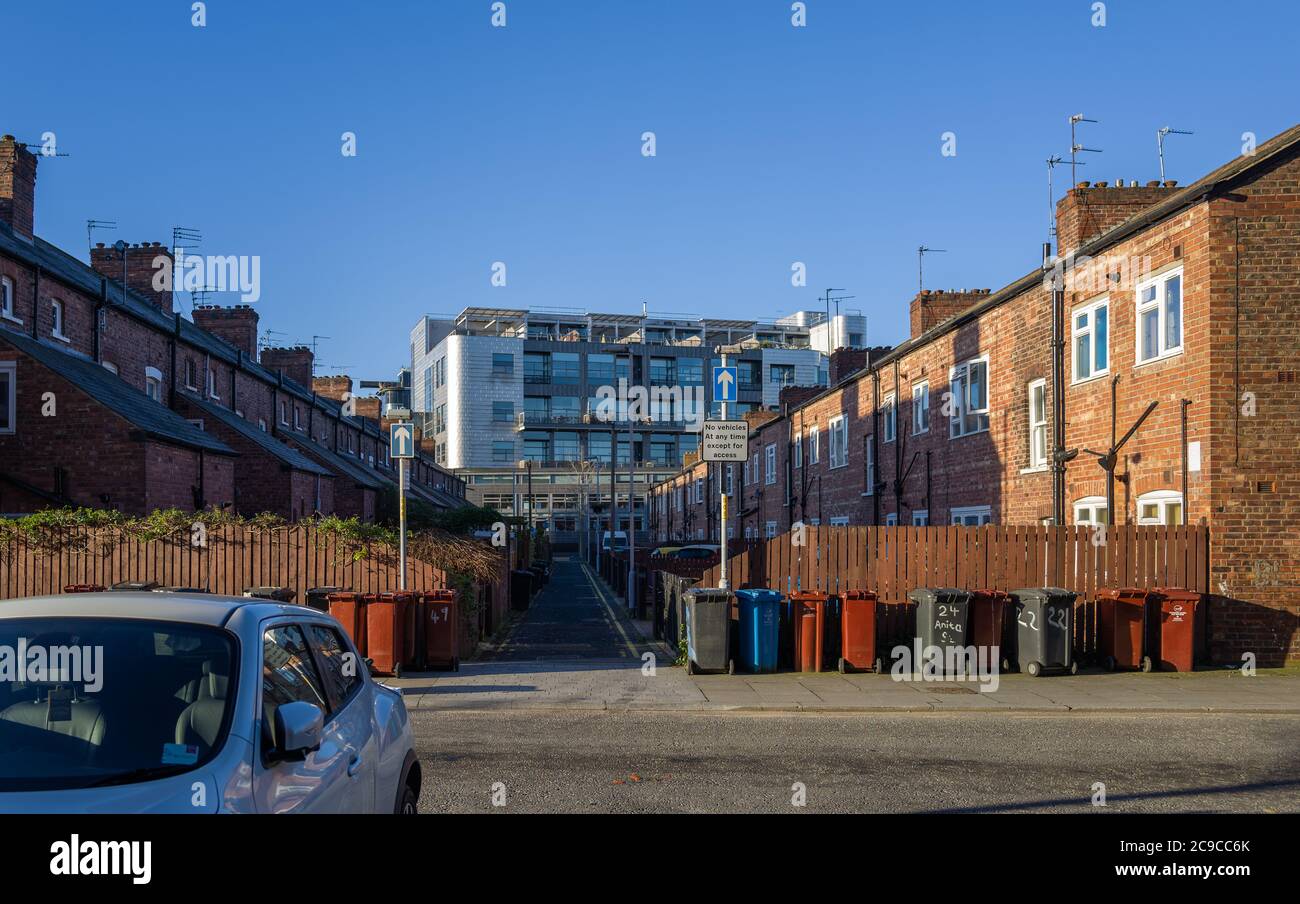 Bidoni spazzatura alle estremità di George Leigh Street e Anita Street, Ancoats, Manchester Foto Stock