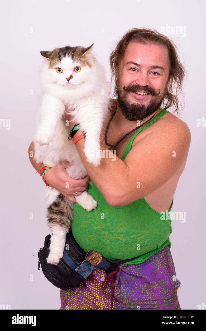 Ritratto di felice uomo bearato con baffi e capelli lunghi che reggono gatto persiano Foto Stock