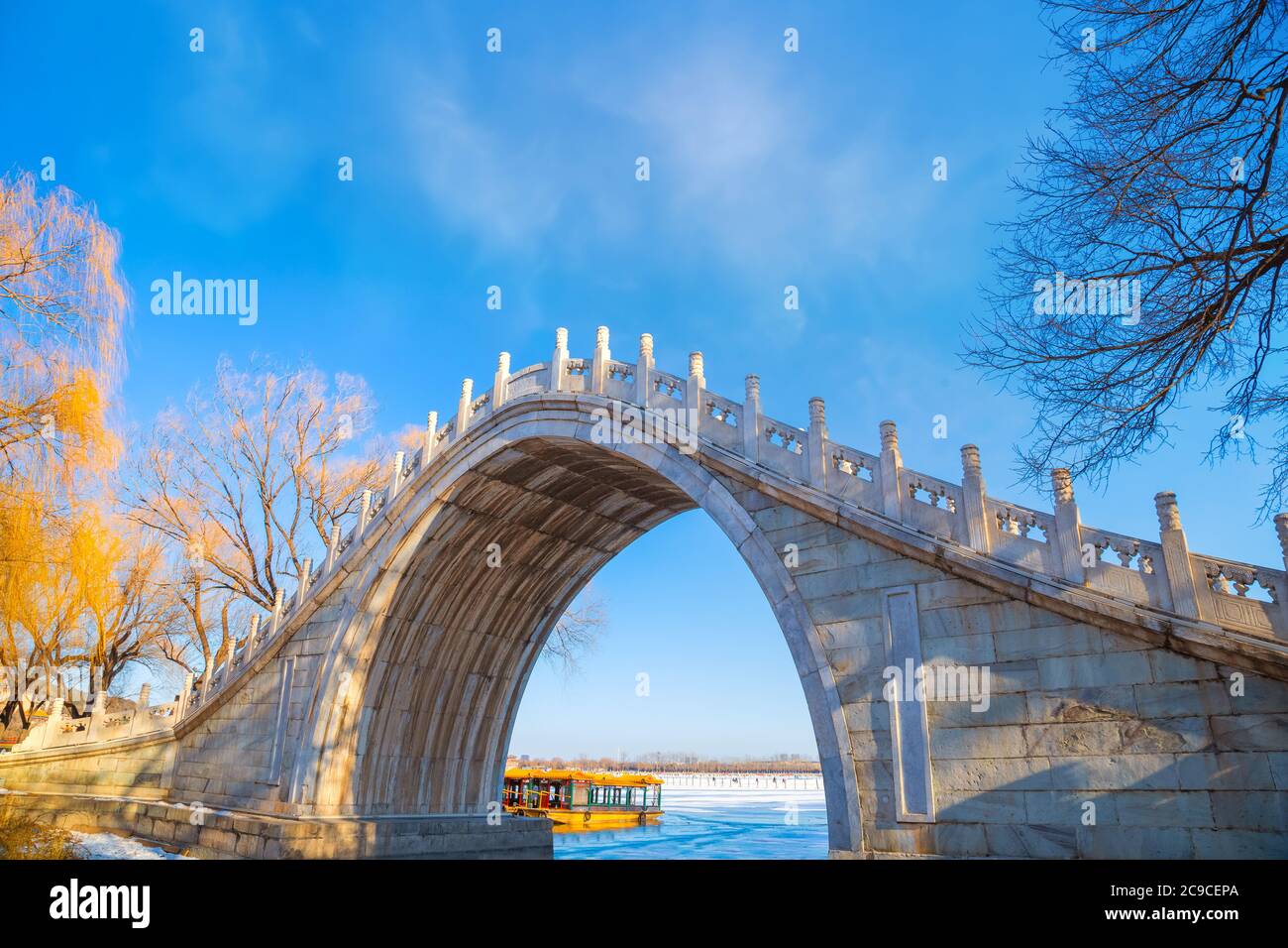 Pechino, Cina - Gen 13 2020: Il Jade Belt Bridge è un ponte pedonale di luna del XVIII secolo situato sui terreni del Palazzo Estivo, famoso per me Foto Stock