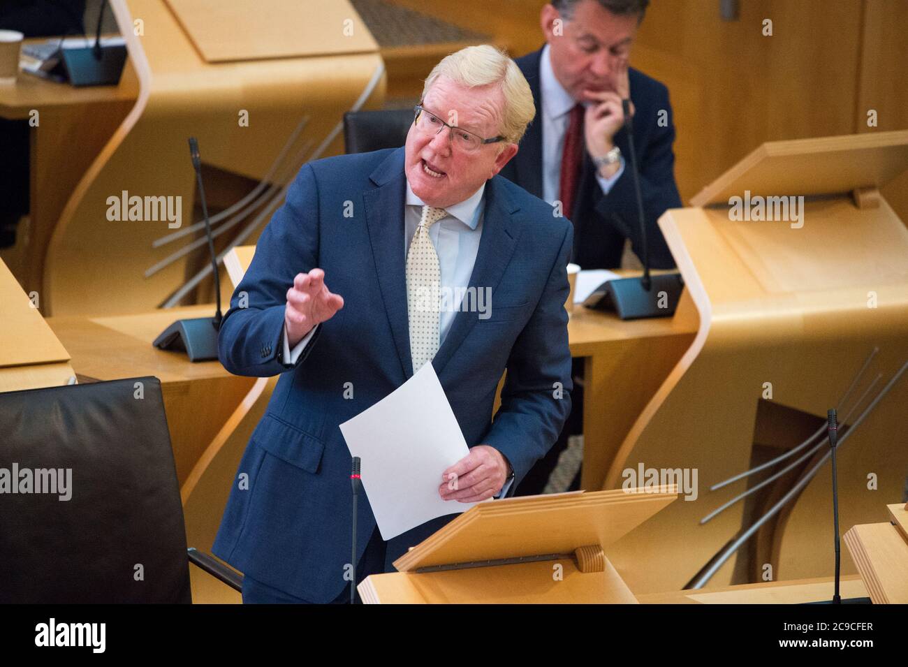 Edimburgo, Scozia, Regno Unito. 30 luglio 2020. Nella foto: Jackson Carlaw MSP - leader del Partito conservatore e unionista Scozzese. Nicola Sturgeon MSP - primo Ministro della Scozia e leader del Partito Nazionale Scozzese (SNP) che fornisce una dichiarazione ministeriale: COVID 19 prossimi passi. Credit: Colin Fisher/Alamy Live News Foto Stock