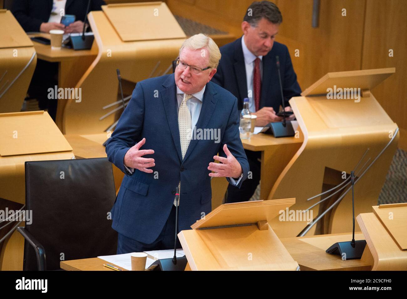 Edimburgo, Scozia, Regno Unito. 30 luglio 2020. Nella foto: Jackson Carlaw MSP - leader del Partito conservatore e unionista Scozzese. Nicola Sturgeon MSP - primo Ministro della Scozia e leader del Partito Nazionale Scozzese (SNP) che fornisce una dichiarazione ministeriale: COVID 19 prossimi passi. Credit: Colin Fisher/Alamy Live News Foto Stock