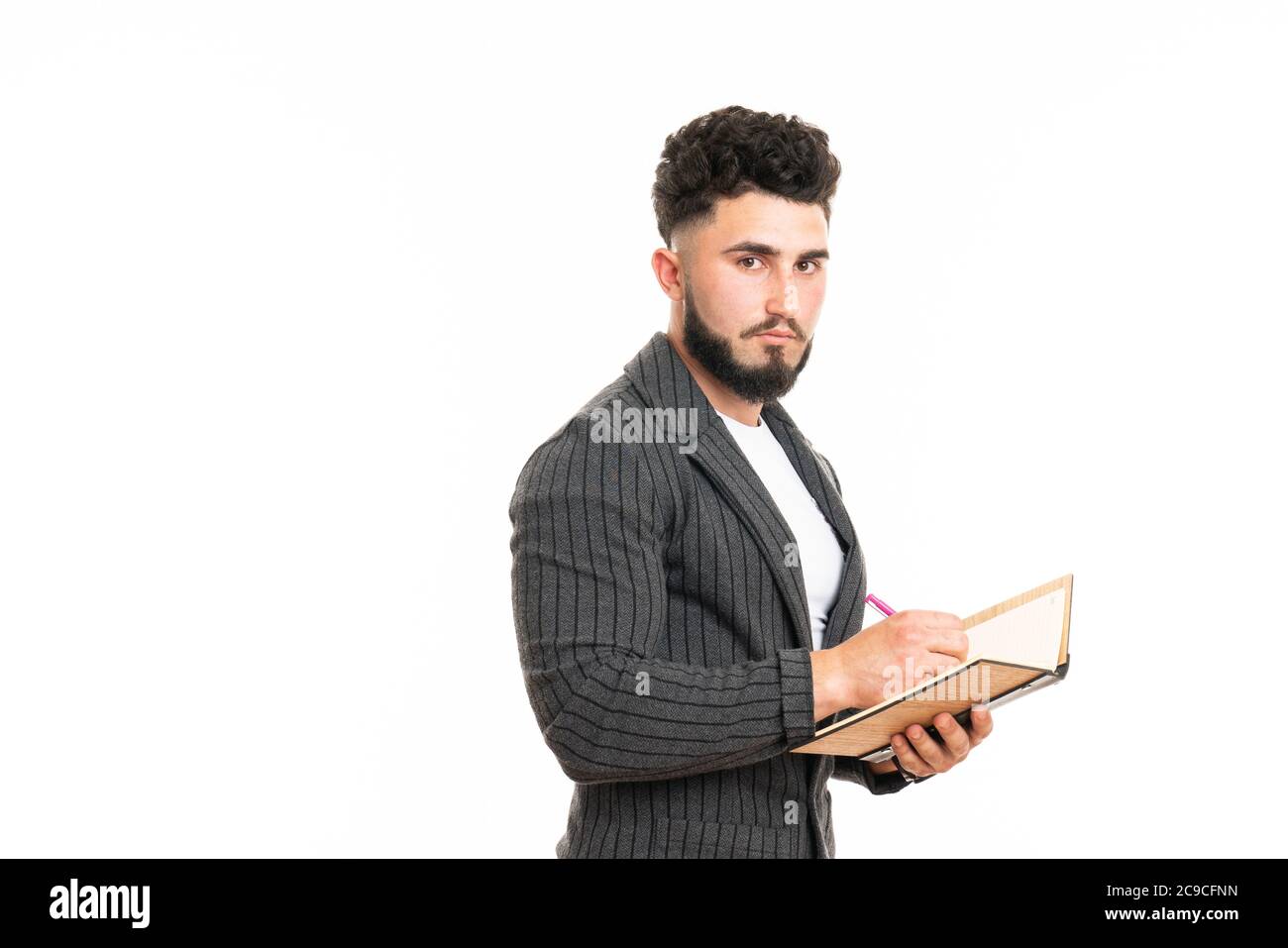 Reporter o scrittore prendere appunti per l'articolo. Pratica di scrittura. Abilità di scrittura. Scuola di giornalismo Foto Stock