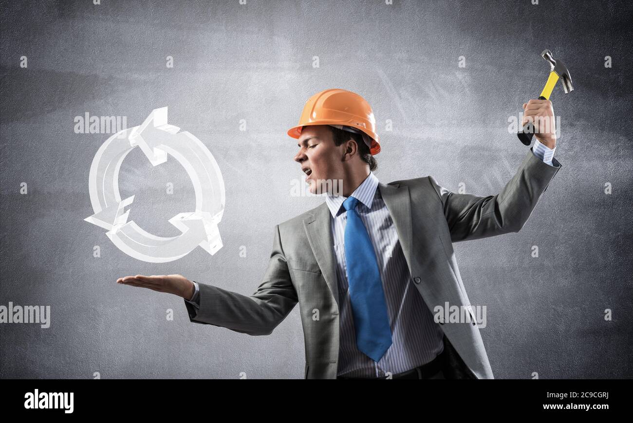 Furioso uomo d'affari che va a crash recycle segno Foto Stock