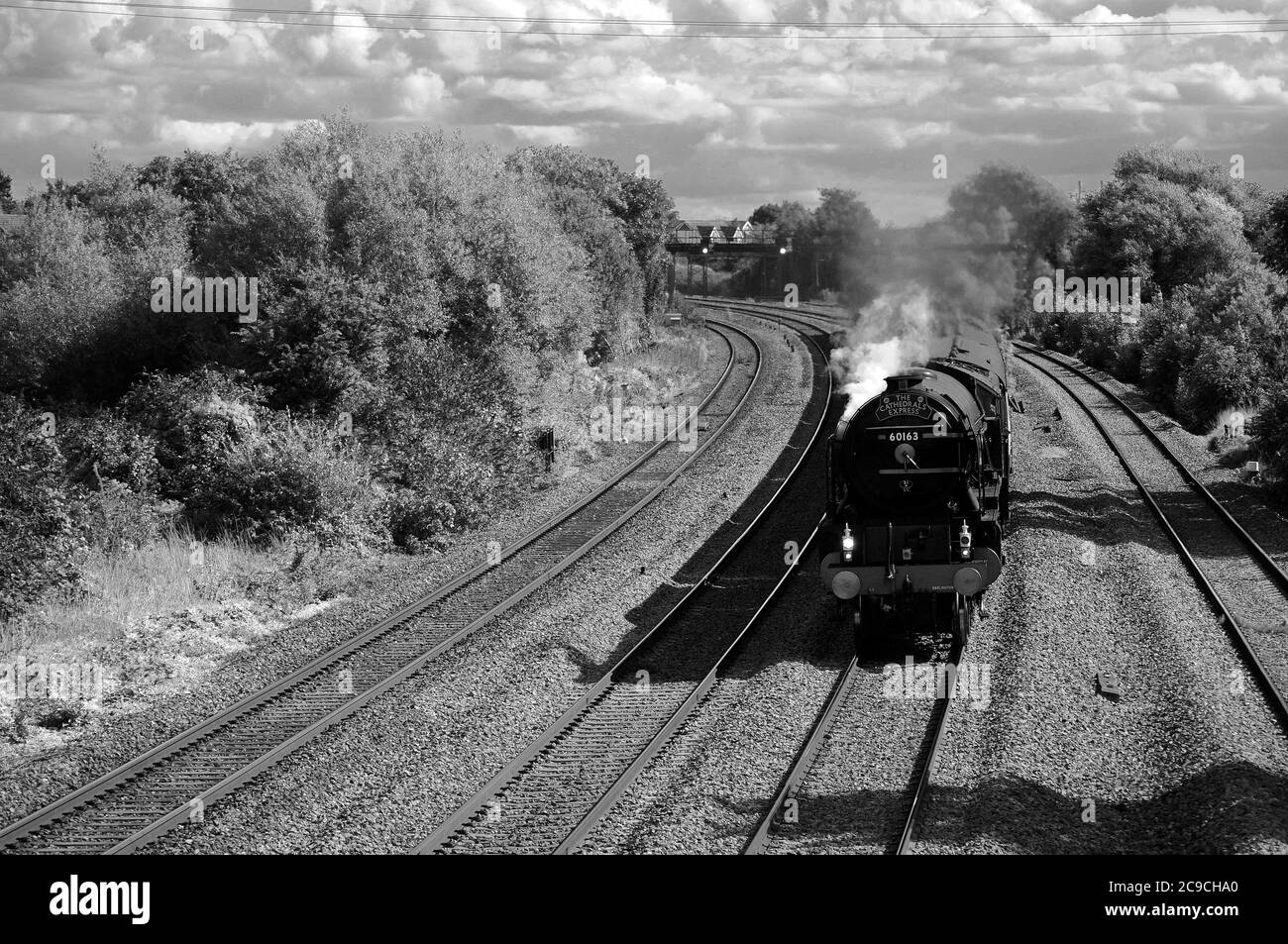 60163 'Tornado' in direzione ovest a Magor con un 'Cathedrals Express' per il centro di Cardiff. Foto Stock