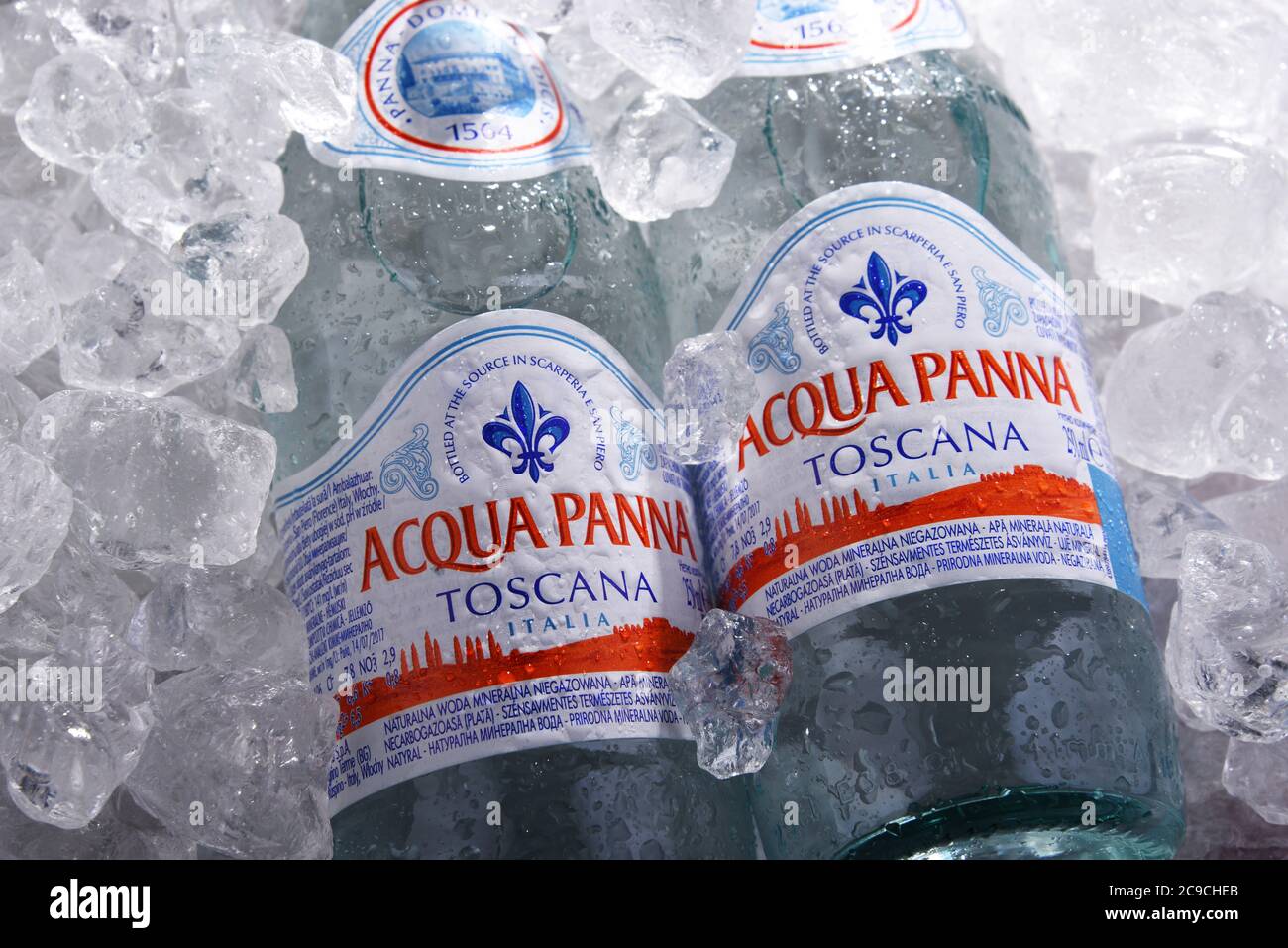 POZNAN, POL - 02 LUGLIO 2020: Bottiglie di acqua panna, un marchio italiano di acqua in bottiglia e uno dei più grandi marchi mondiali di acqua in bottiglia Foto Stock
