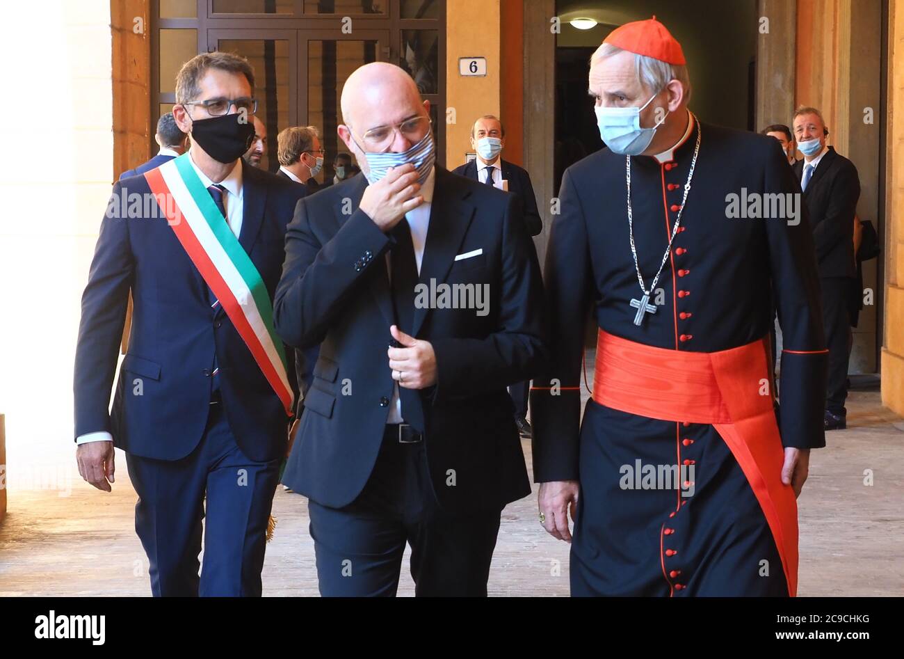 Bologna, Italia. 30 luglio 2020. Sindaco Virginio Merola, presidente regionale Stefano Bonaccini e cardinale Matteo Zuppi durante Visita presidente della Repubblica Sergio Mattarella a Bologna per 40° anniversario strage stazione del 2 Agosto 1980, News in Bologna, Italia, 30 luglio 2020 Credit: Independent Photo Agency/Alamy Live News Foto Stock