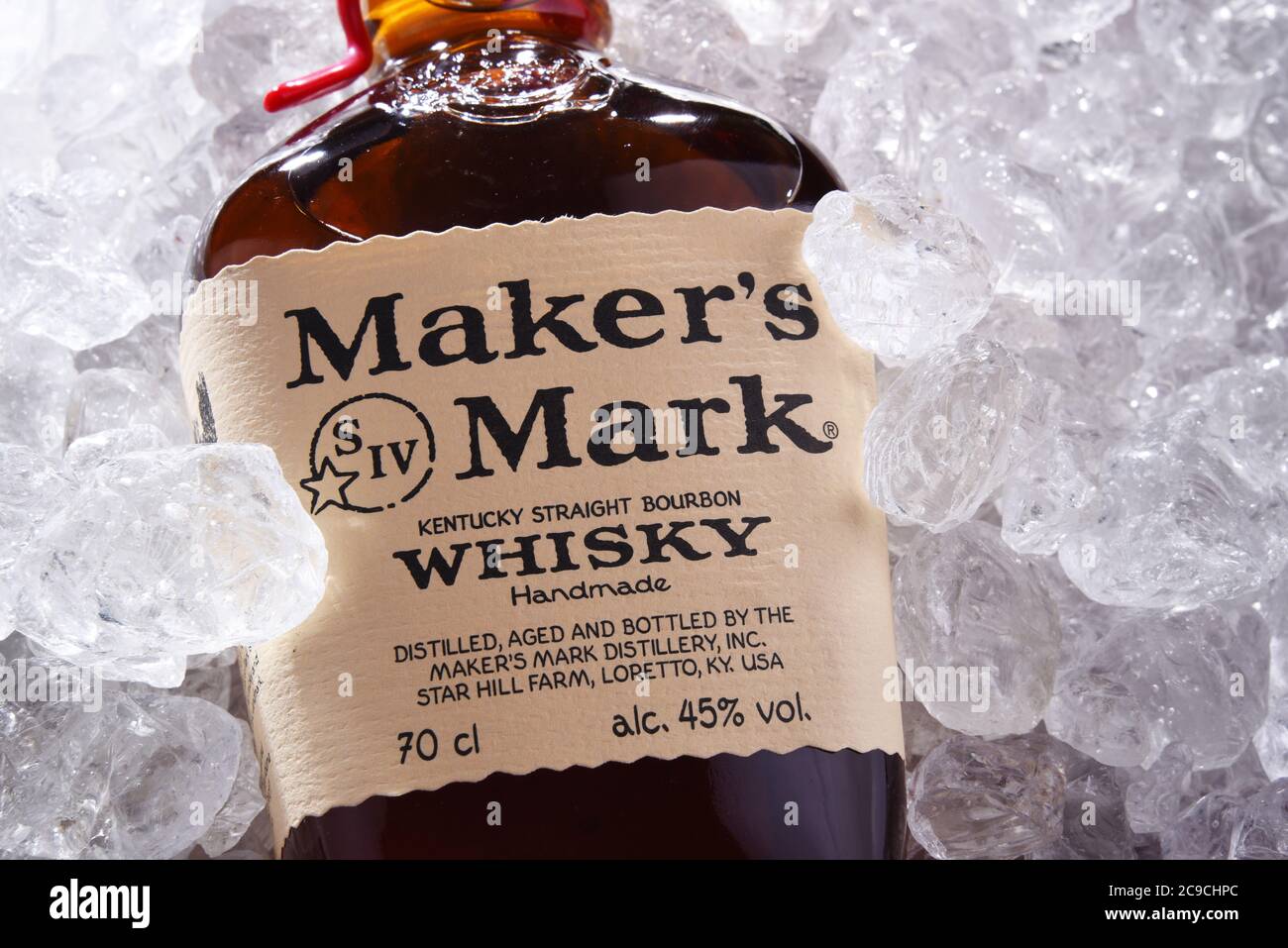 POZNAN, POL - 02 LUGLIO 2020: Bottiglia di Maker's Mark, un piccolo whisky di bourbon prodotto a Loretto, Kentucky, da Beam Suntory Foto Stock