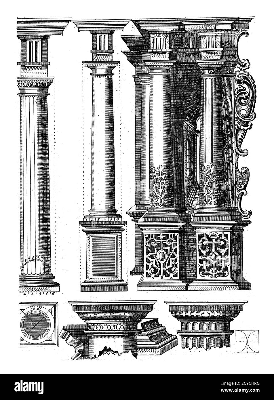 Quattro esempi di colonne dell'ordine Dorico. Tre colonne si trovano su un piede. Due colonne con scanalature. In fondo una base, due capitelli ecc, annata Foto Stock