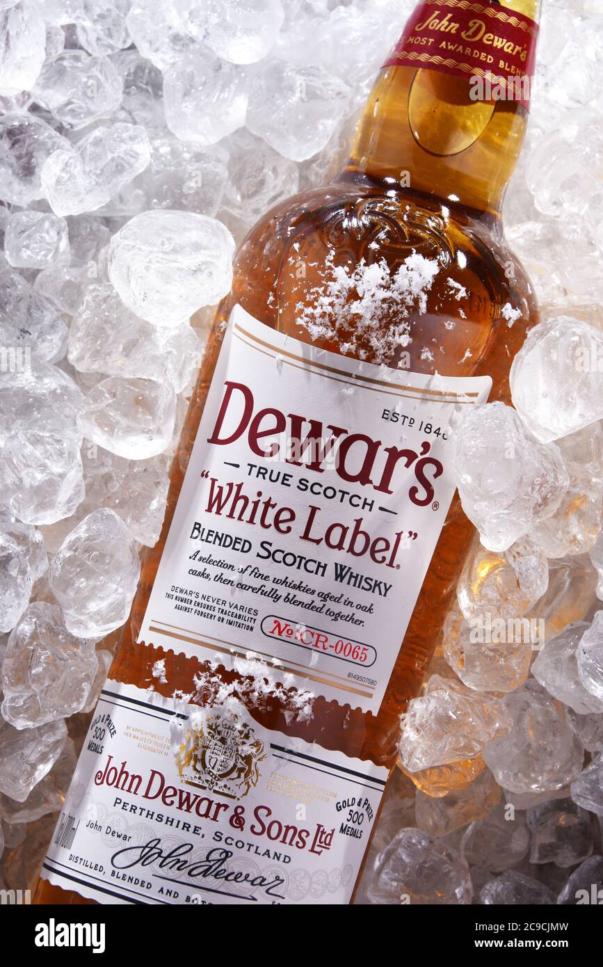POZNAN, POL - 18 GIU 2020: Bottiglia di Dewars, un marchio di whisky di proprietà di Bacardi, la più premiata Scotch al mondo Foto Stock