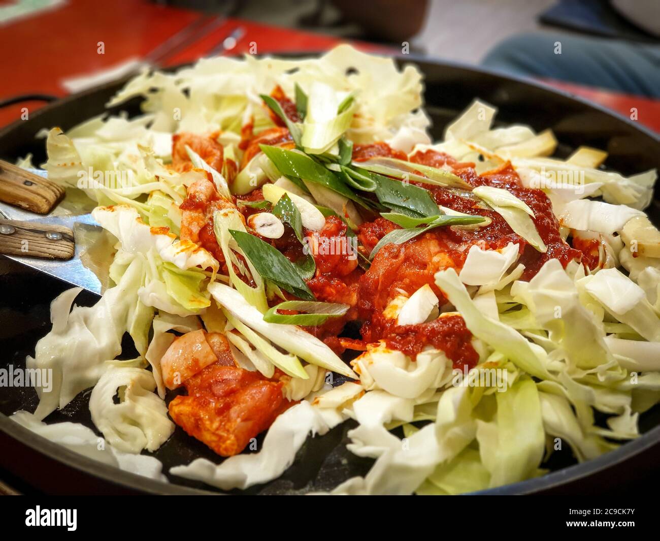 Ingredienti crudi di Dak-galbi, pollo piccante fritto con stir prima di cucinare sulla griglia - Gangneung, Corea del Sud. Popolare cibo coreano tra i giapponesi. Foto Stock