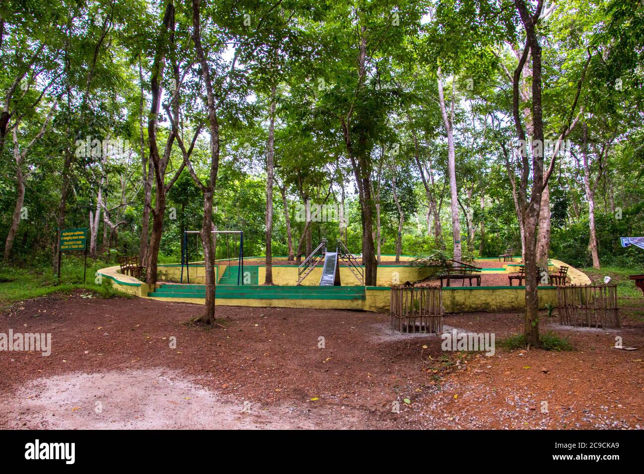 I turisti a guardare neonato elefante in cottoor kappakadu elefante centro di riabilitazione,thiruvananthapuram,kerala,l'india,asia,PRADEEP SUBRAMANIAN Foto Stock