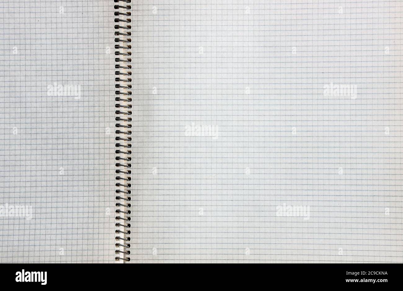 Libro di cancelleria con rilegatura a spirale con una semplice pagina di carta grafica quadrata Foto Stock