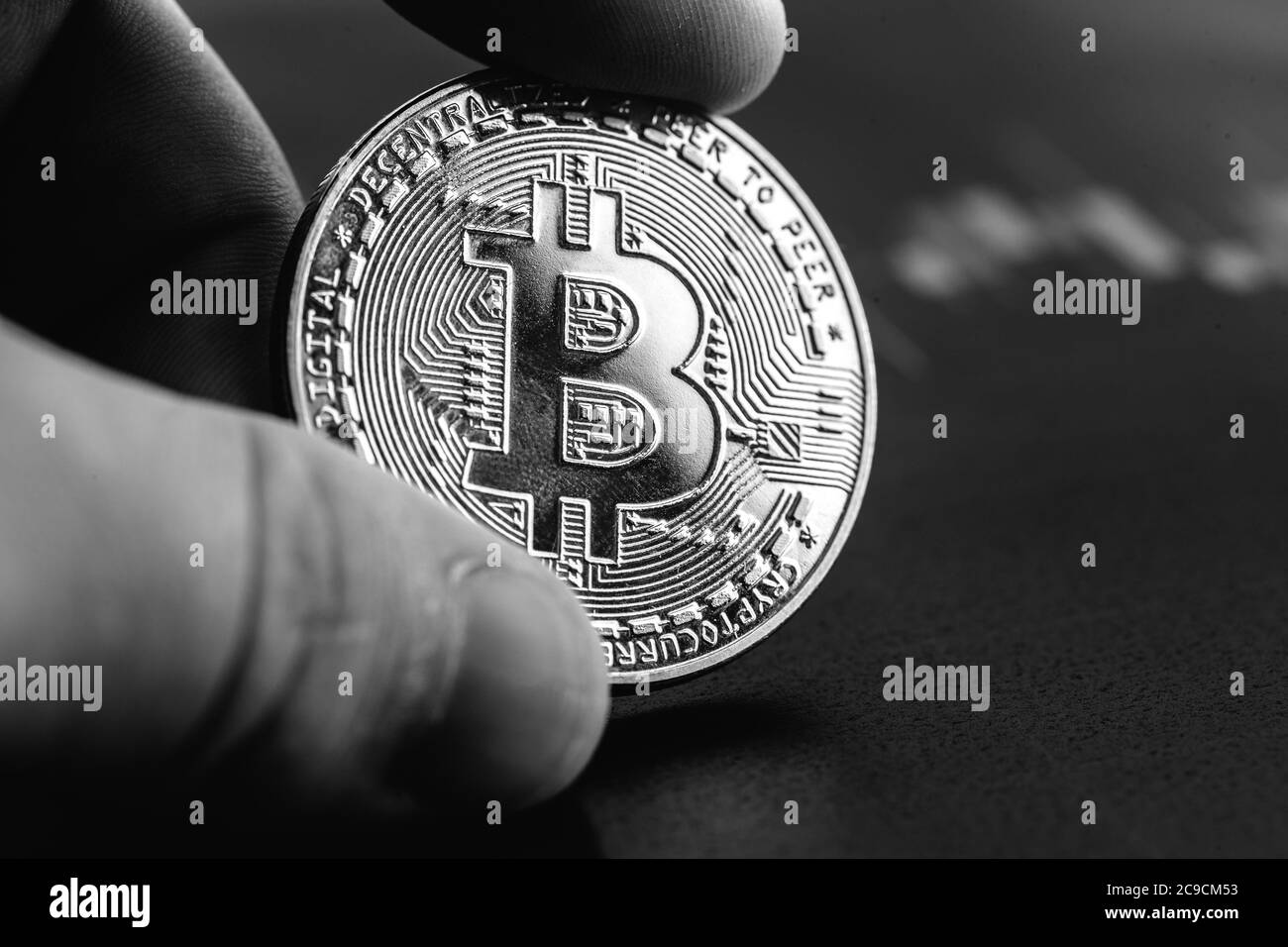 Bitcoin in primo piano mani. Tasso di criptovaluta. Foto Stock