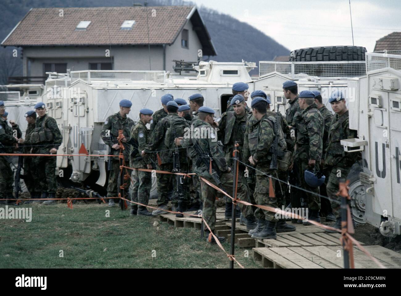 21 marzo 1994 durante la guerra in Bosnia: Appena arrivati, soldati britannici del Reggimento del Duca di Wellington con i loro APC sassoni all'interno della base britannica di Bila, vicino Vitez. Foto Stock