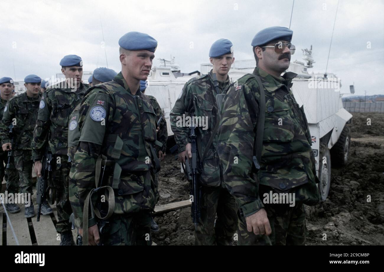 21 marzo 1994 durante la guerra in Bosnia: Appena arrivati, soldati britannici del Reggimento del Duca di Wellington con i loro APC sassoni all'interno della base britannica di Bila, vicino Vitez. Foto Stock