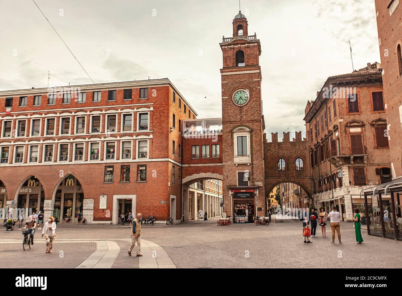 Piazza del Municipio di Ferrara con torre dell'orologio 2 Foto stock - Alamy
