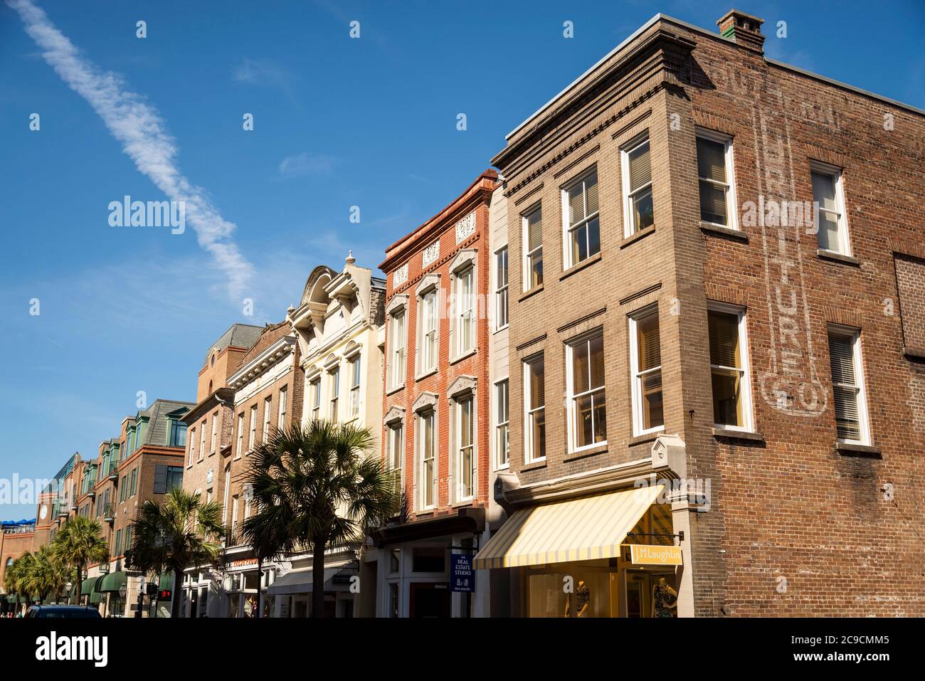 King Street storico con persone, negozi e edificio storico. Foto Stock