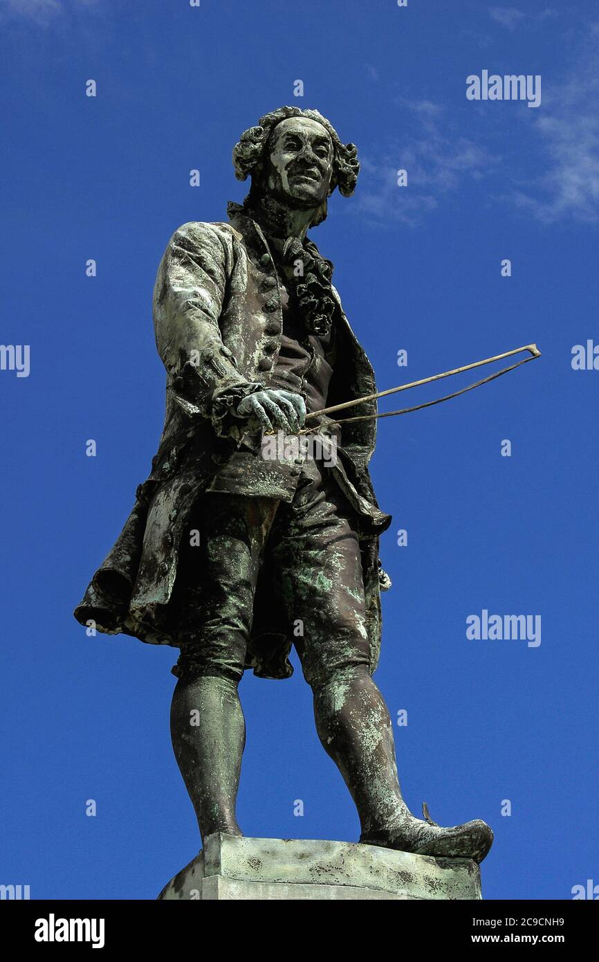 Compositore barocco e virtuoso violino, Giuseppe Tartini (1692-1770). Statua di bronzo creata nel 1896 dallo scultore italiano Antonio dal Zòtto, in Tartinjev trg (Piazza Tartini), Pirano, Slovenia. Foto Stock