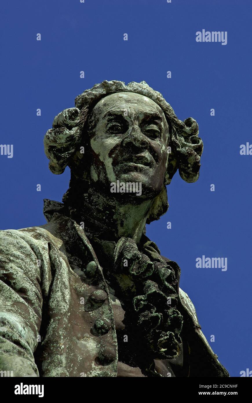Compositore barocco e virtuoso violino, Giuseppe Tartini (1692-1770). Statua di bronzo creata nel 1896 dallo scultore italiano Antonio dal Zòtto, in Tartinjev trg (Piazza Tartini), Pirano, Slovenia. Foto Stock