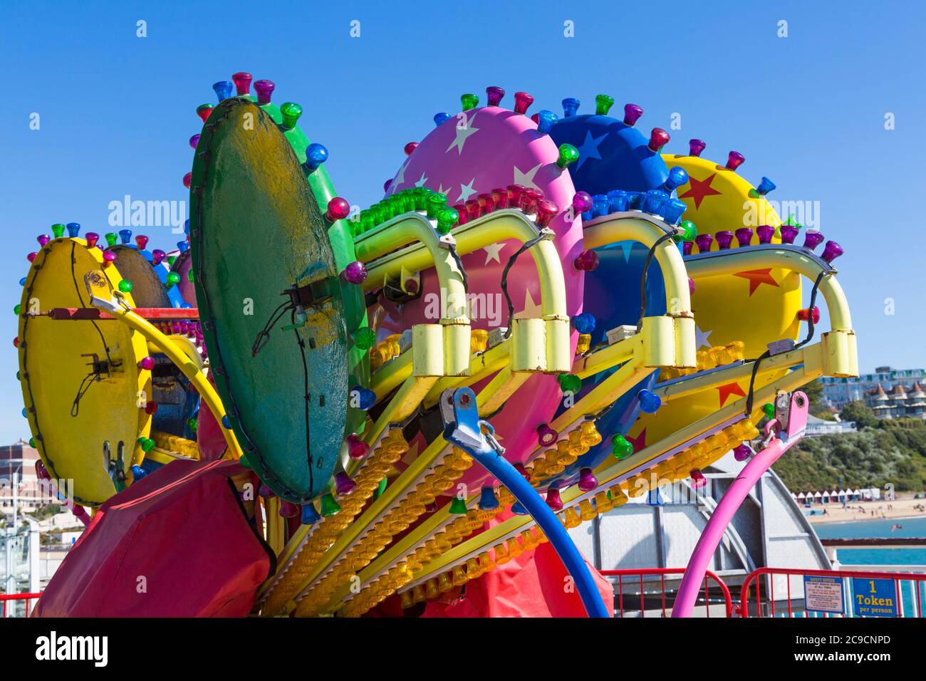 Giro in fiera sul molo di Bournemouth in attesa di essere assemblato a Bournemouth, Dorset UK a luglio Foto Stock