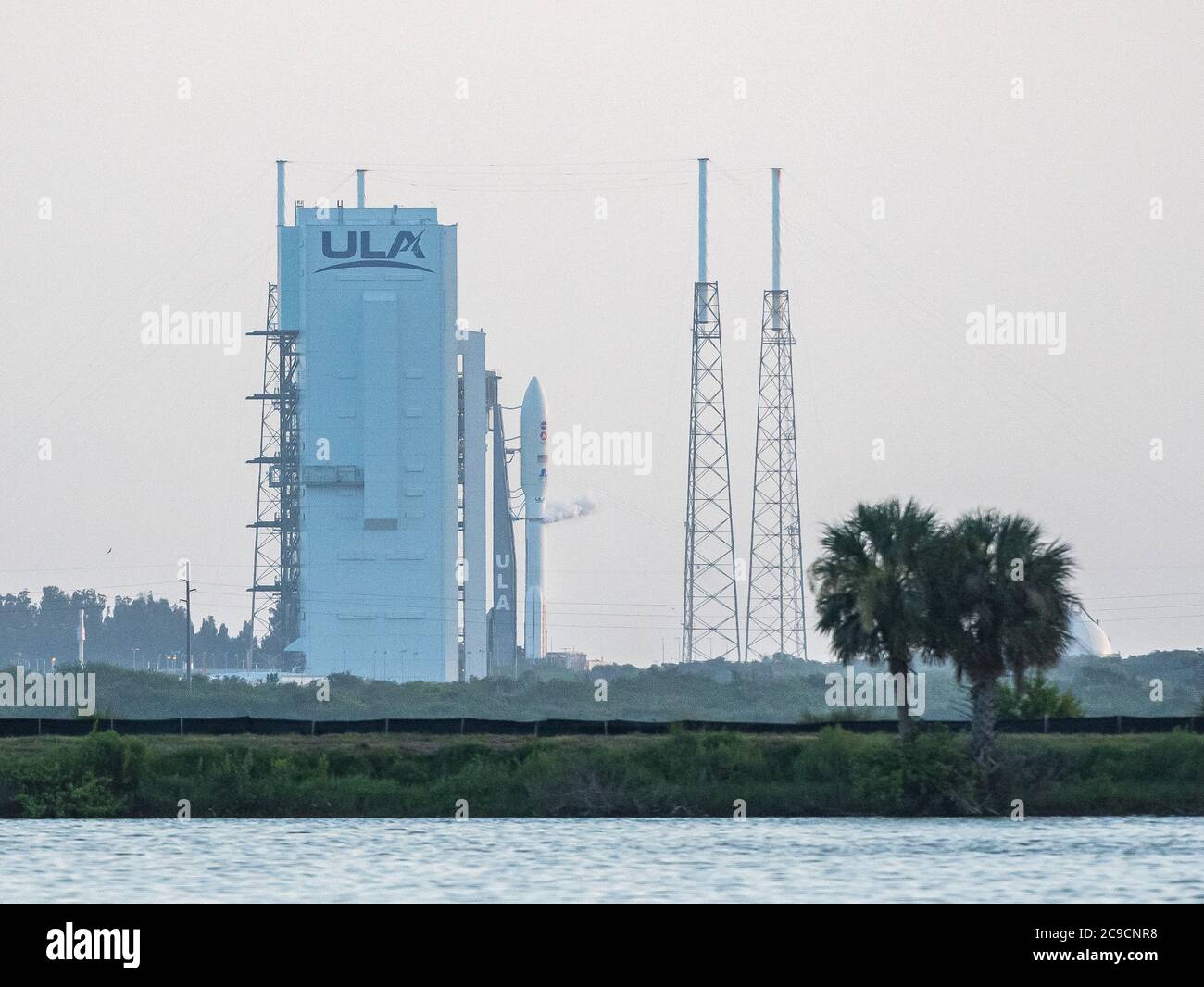 Cape Canaveral, Florida, Stati Uniti. 30 luglio 2020. United Launch Alliance (ULA) Atlas V razzo che porta la perseveranza rover in missione per studiare Marte lancia dallo Space Launch Complex 41 alla Cape Canaveral Air Force Station a Cape Canaveral, FL. Romeo T Guzman/Cal Sport Media. Credit: csm/Alamy Live News Foto Stock