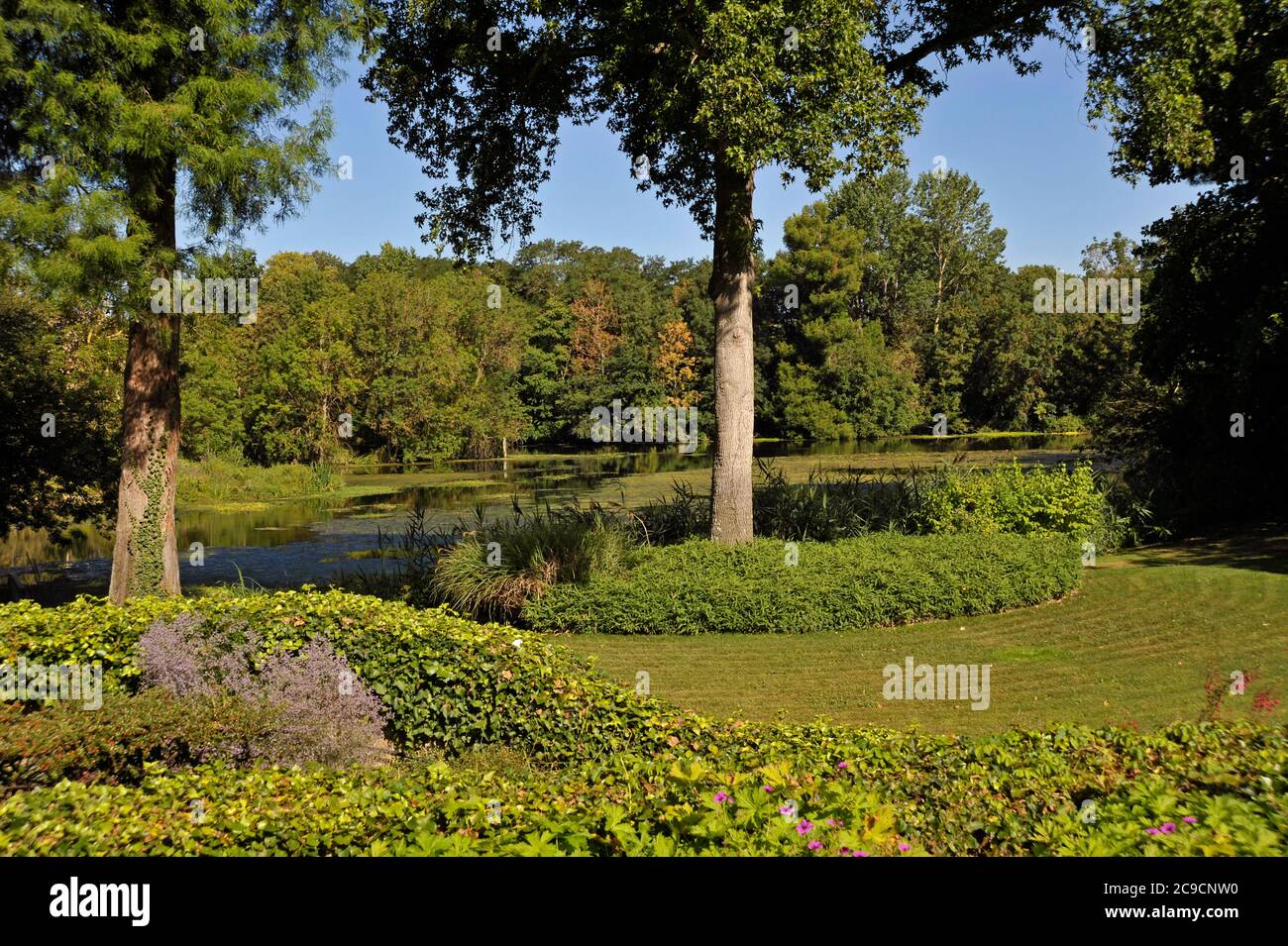 Riverside giardino a Montreuil-Bellay Francia Foto Stock