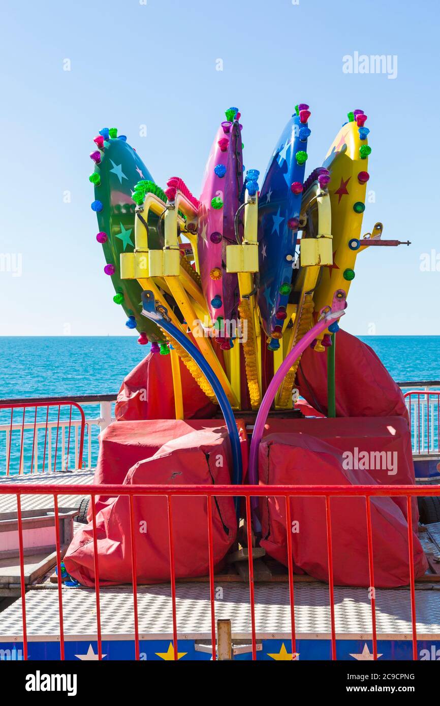Giro in fiera sul molo di Bournemouth in attesa di essere assemblato a Bournemouth, Dorset UK a luglio Foto Stock
