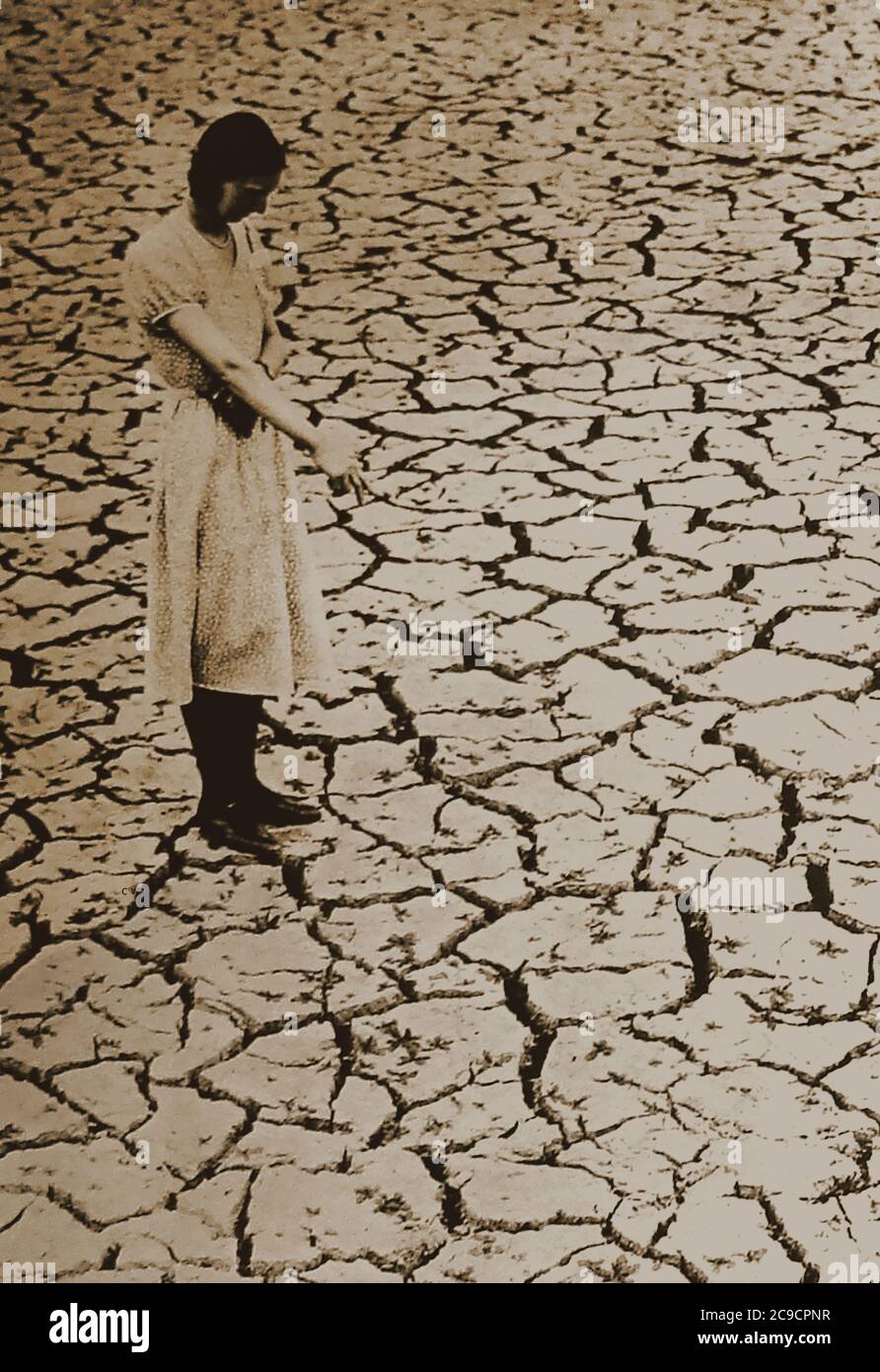1934 siccità nel Regno Unito - una fotografia scattata all'epoca sul letto del bacino idrico di Tring, Hertfordshire. Tra l'autunno 1932 e l'autunno 1934 si è verificata una grave siccità a seguito della precedente calda estate. Era più intenso in tutta la Gran Bretagna meridionale. Foto Stock