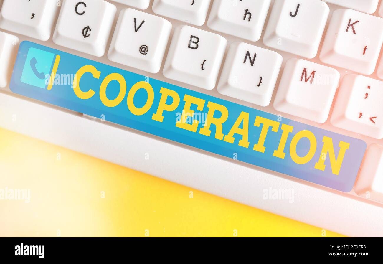 Scrittura concettuale a mano che mostra la cooperazione. Concetto che significa azioni di qualcuno che è stato utile facendo ciò che si desidera tastiera a colori con Foto Stock