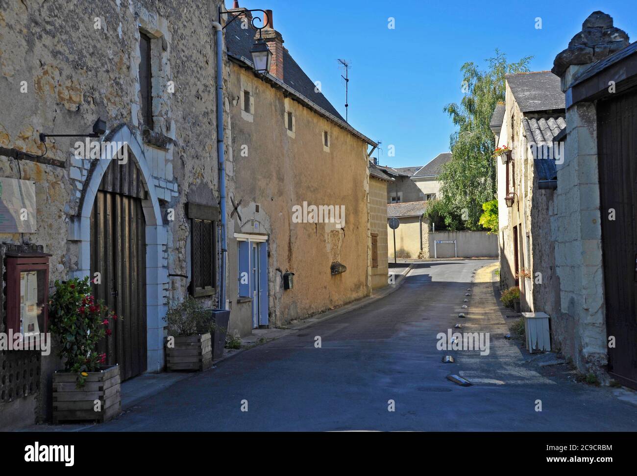 Vista sulla strada di Montreal-Bellay Francia Foto Stock