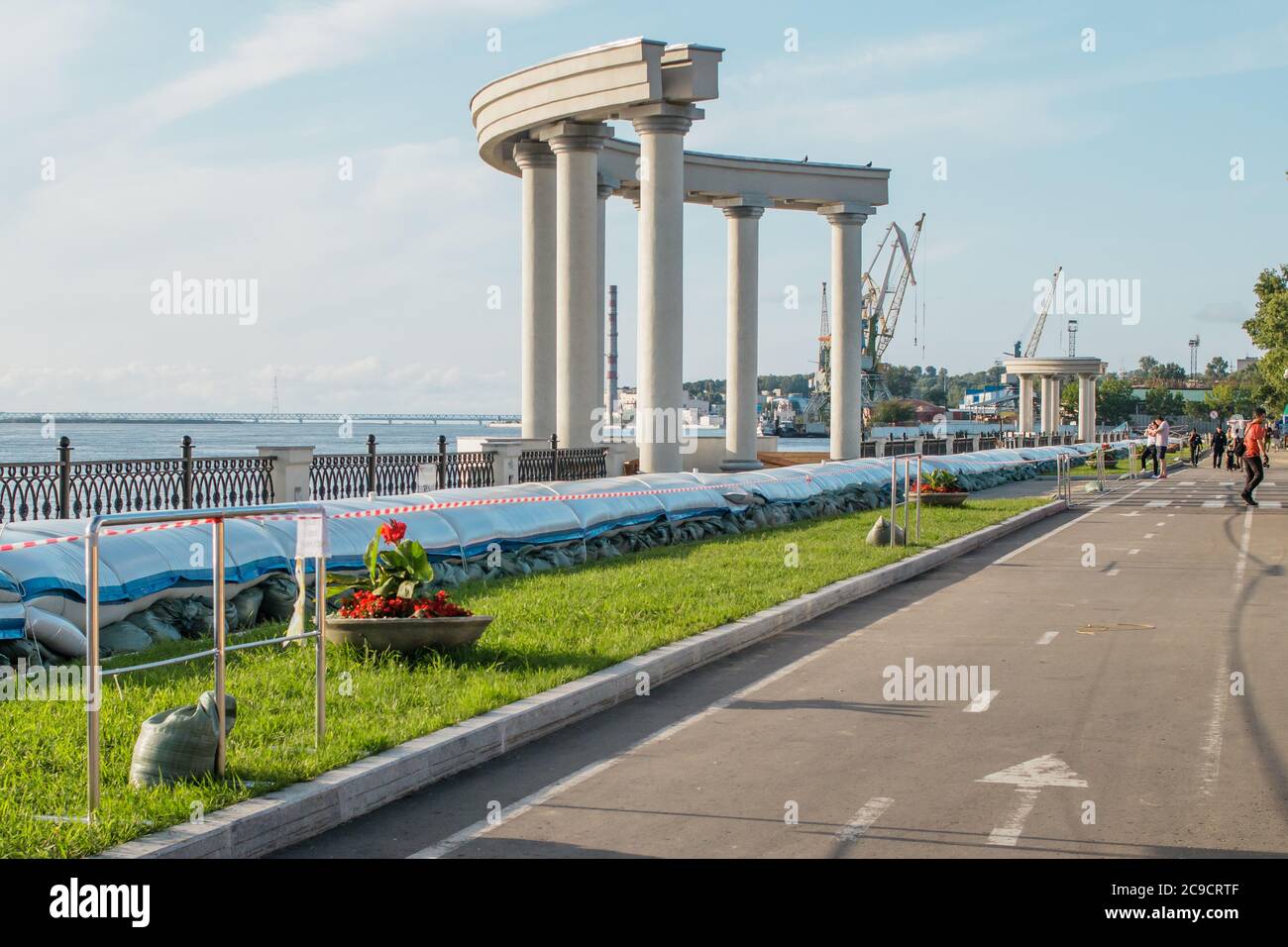 Strutture di barriera per prevenire le inondazioni dell'argine del fiume Amur. Khabarovsk, Russia Foto Stock
