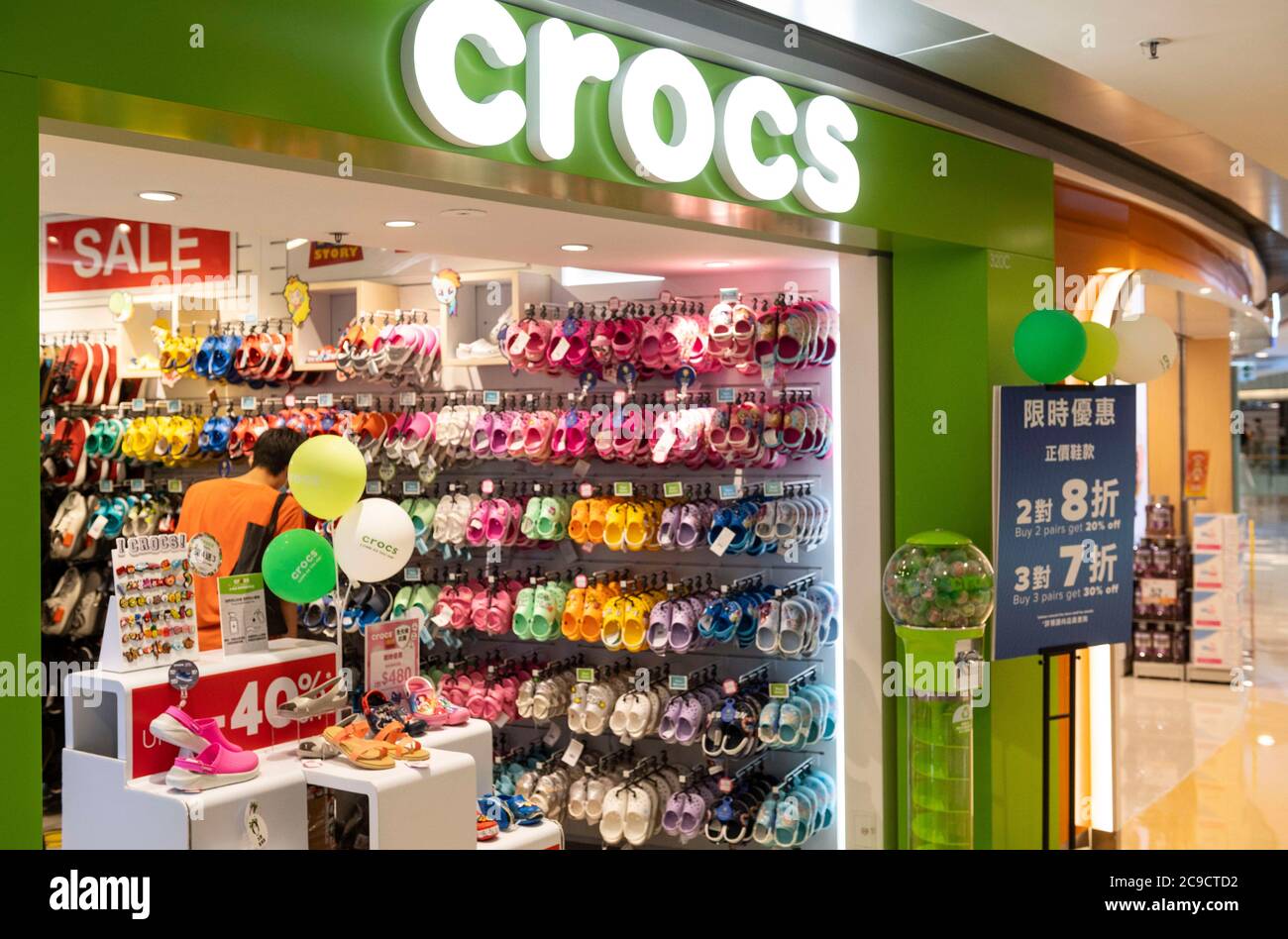 Marca americana del produttore di scarpe, negozio Crocs a Hong Kong. (Foto  di Miguel candela / SOPA Images/Sipa USA Foto stock - Alamy