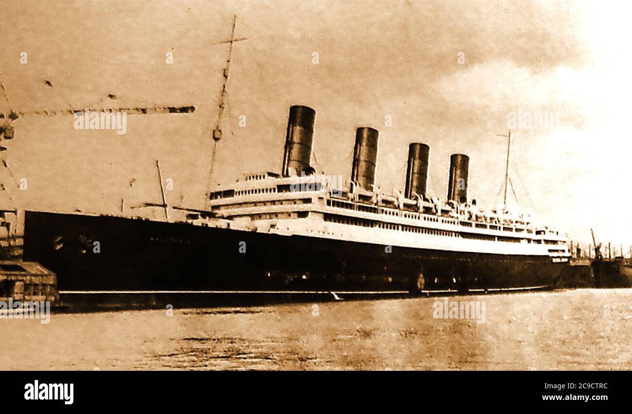 La Cunard Liner RMS ( Royal Mail Ship ) Aquitania subito dopo il lancio nel mese di aprile 1913 a Glasgow . All'epoca era la nave più grande del mondo. Fu progettata da Leonard Peskett , costruita da John Brown & Company a Clydebank, Scozia, e lanciata il 21 aprile 1913. Il suo primo viaggio è stato da Liverpool a New York il 30 maggio 1914 e successivamente è diventato l'ultimo transatlantico sopravvissuto a quattro funneled. Durante la prima guerra mondiale fu usata come incrociatore, nave da truppa e nave ospedaliera e servì nella Dardanelli Campaign. Foto Stock