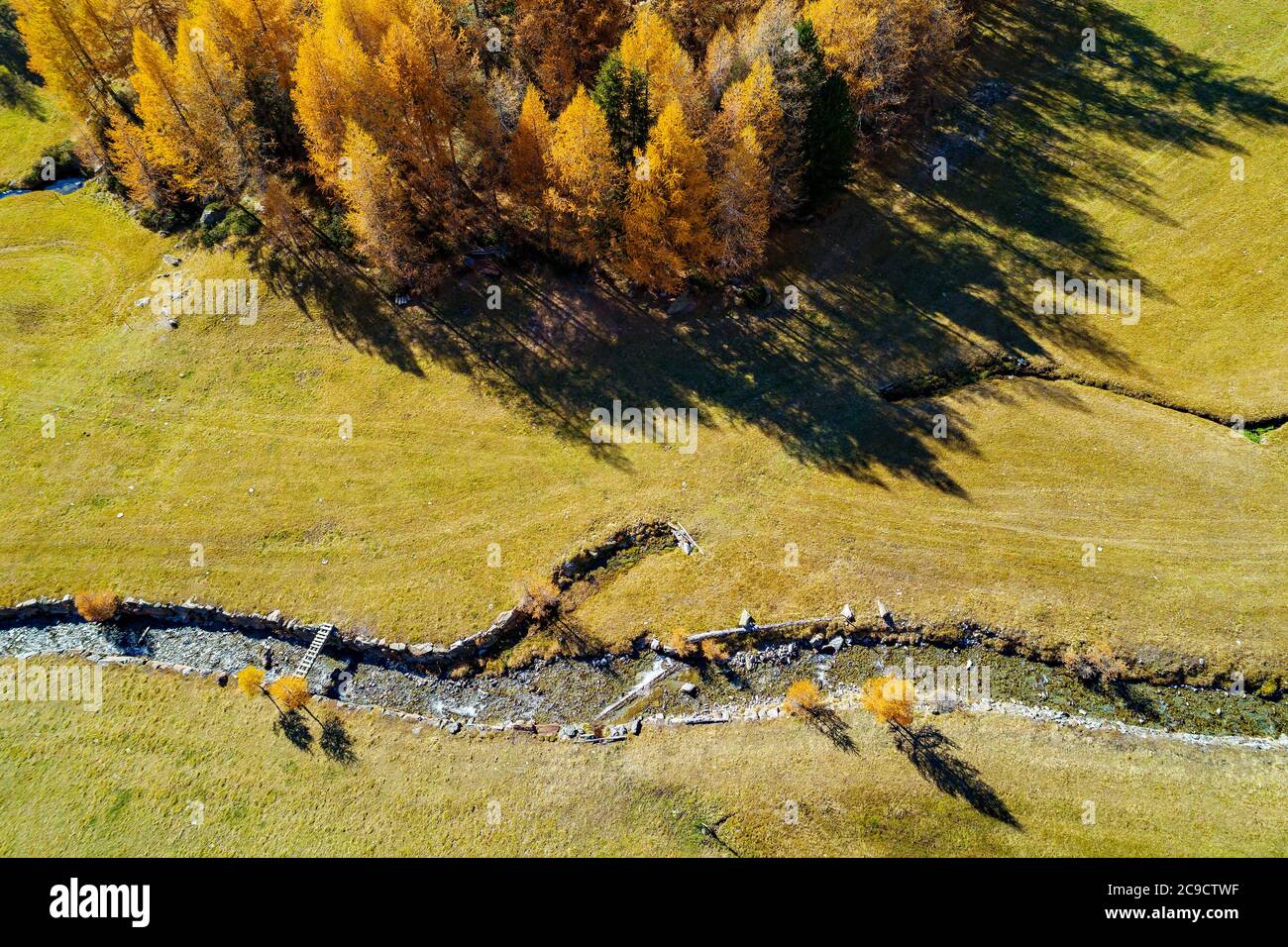 brook in montagna - autunnale vista aerea Foto Stock
