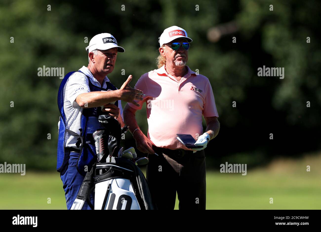 Miguel Angel Jimenez (a destra) in Spagna durante il giorno uno dell'Hero Open presso la Foresta di Arden Marriott Hotel and Country Club, Birmingham. Foto Stock