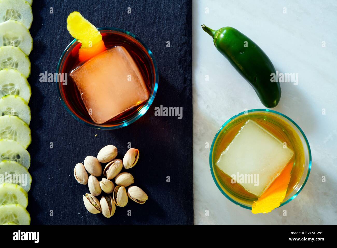 Cocktail - Tequila in vecchio stile e la Peony accompagnato con Chili, Cetriolo e Pistacchio Foto Stock