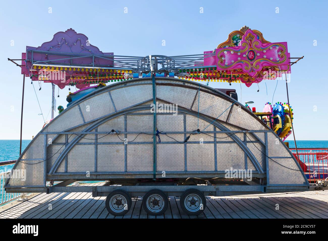 Giro in fiera sul molo di Bournemouth in attesa di essere assemblato a Bournemouth, Dorset UK a luglio Foto Stock