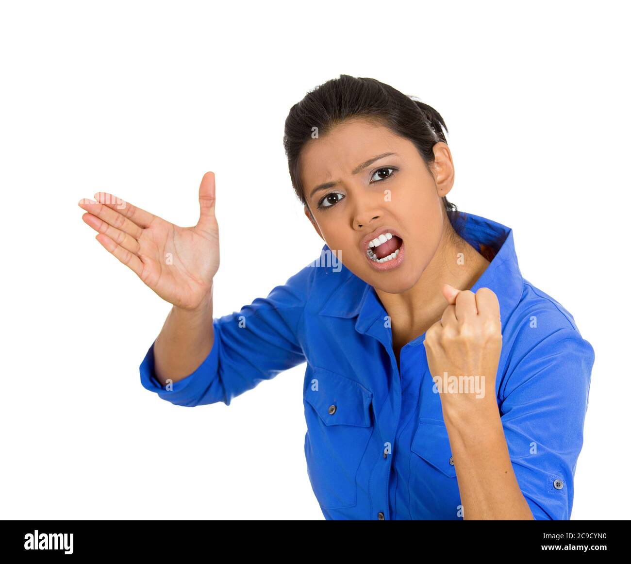 Ritratto closeup di una giovane donna arrabbiata pugno in su circa per darti sandwich fuso e schiaffo la guancia isolato su sfondo bianco. Negativo e Foto Stock