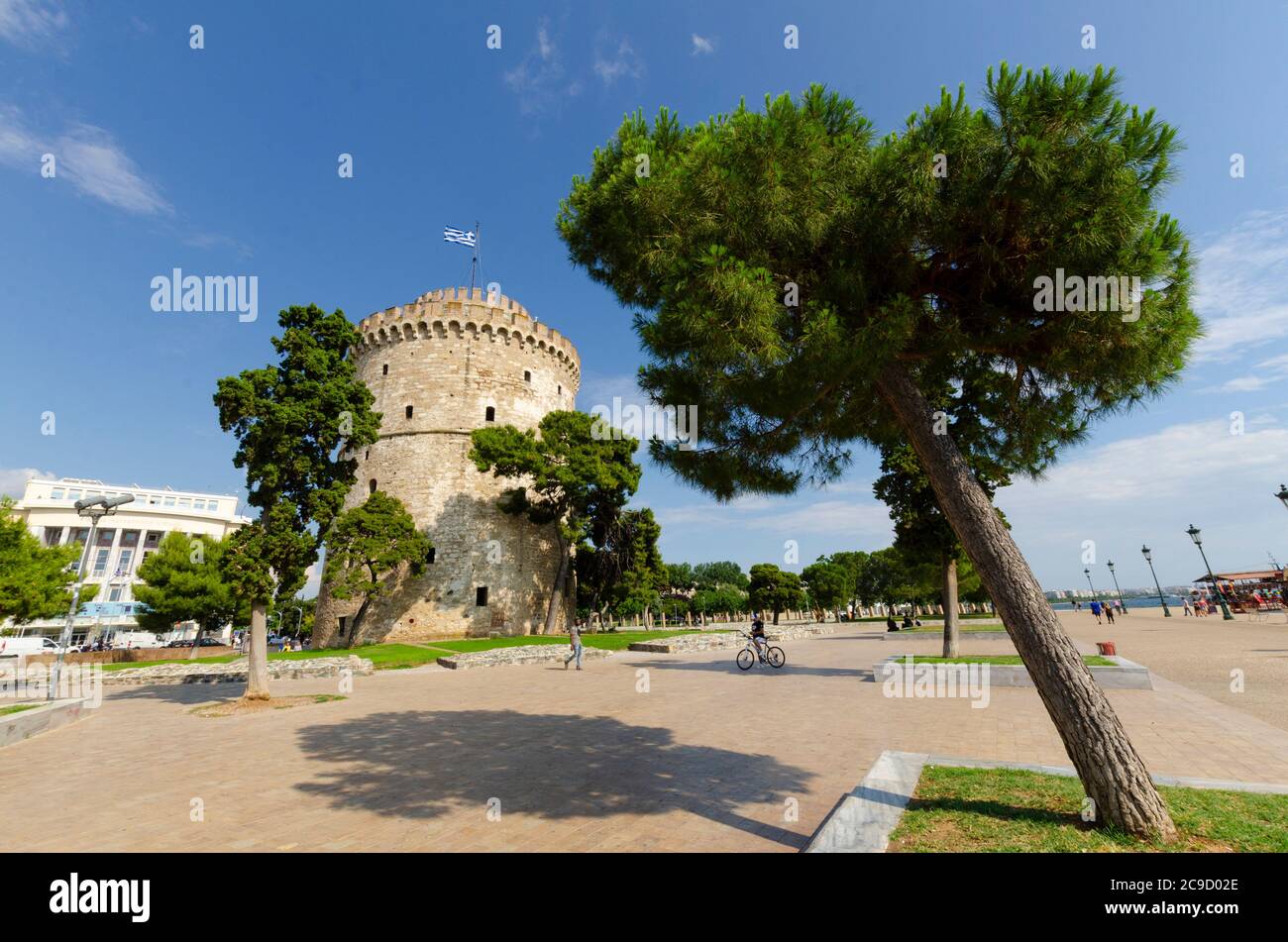 Vista generale della famosa Torre Bianca di Salonicco Macedonia Grecia. Questo punto di riferimento era un tempo una fortezza ottomana e una prigione Foto Stock Vista generale della famosa Torre Bianca di Salonicco Macedonia Grecia. Questo punto di riferimento era un tempo una fortezza ottomana e una prigione Foto Stock