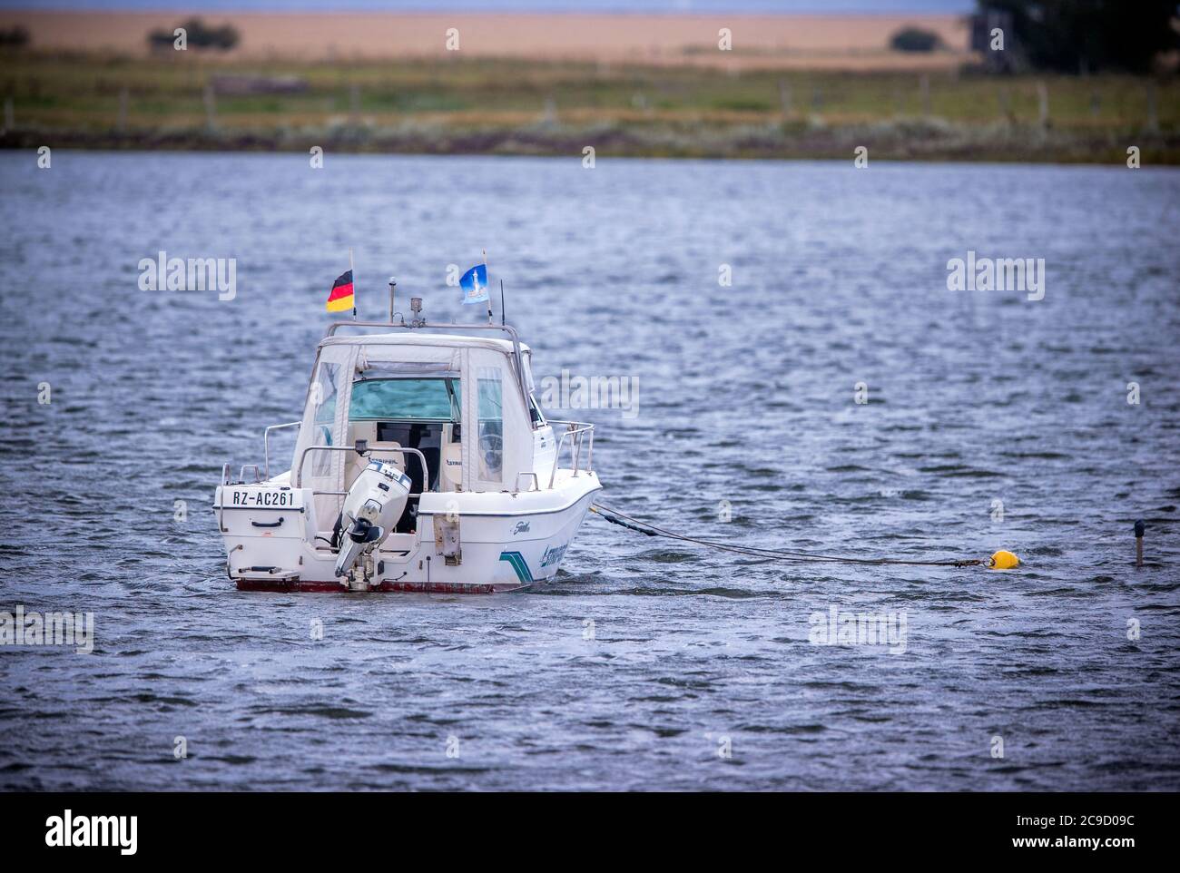 28 luglio 2020, Meclemburgo-Pomerania occidentale, Fährdorf: Un piccolo motoscafo si trova nella Baia di Wismar, vicino al ponte per l'isola del Mar Baltico Poel. Foto: Jens Büttner/dpa-Zentralbild/ZB Foto Stock