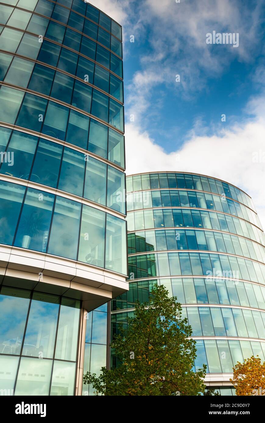 Edifici di uffici con facciata in vetro sul lungomare del Tamigi vicino all'HMS Belfast. Foto Stock